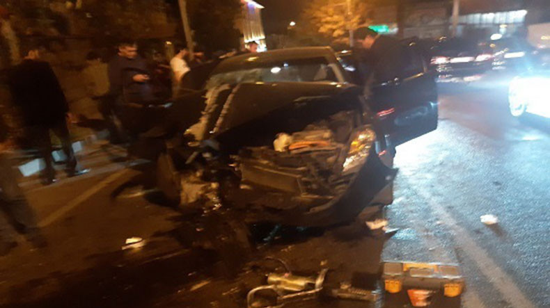 Չարենցի փողոցում մեքենան բախվել է խանութին