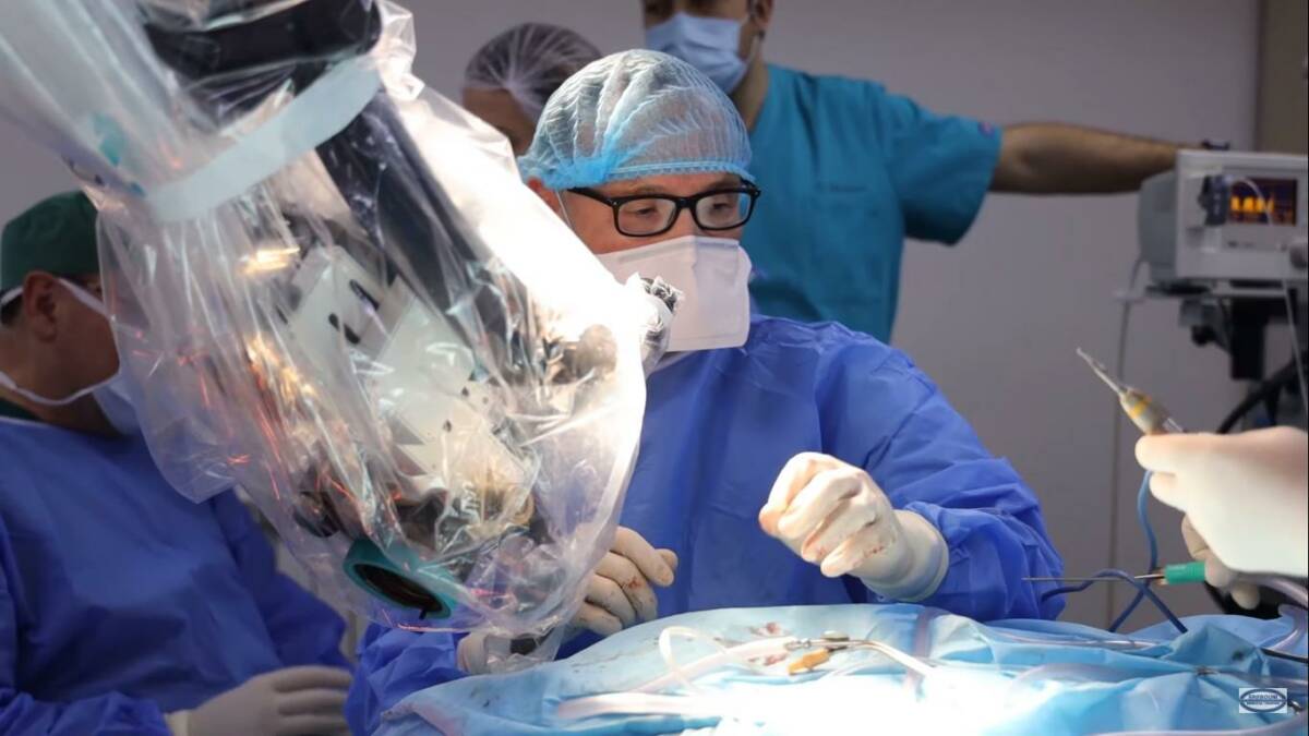 Հայ վիրաբույժը Լիոնում ղեկավարել է ուսից սկսող 2 ձեռքի աշխարհում առաջին փոխպատվաստման վիրահատությունը