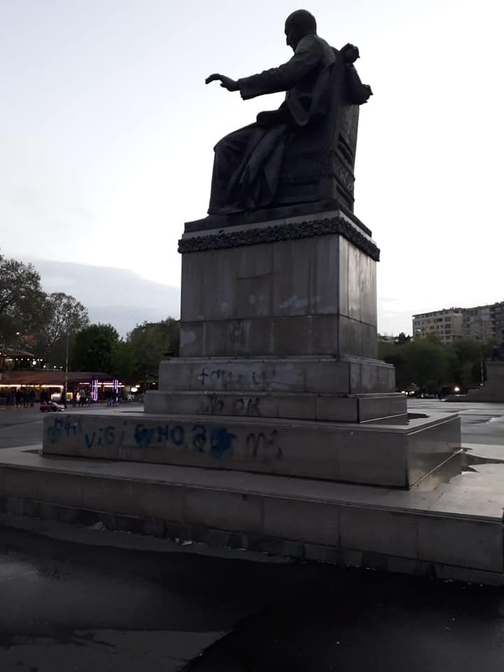 Ալեքսանդր Սպենդիարյանի հուշարձանին կապույտ ներկ են քսել. տեսանյութ