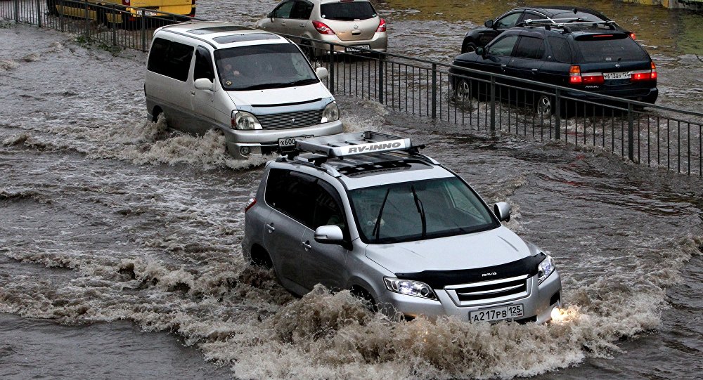«Ջրհեղեղ» Նուբարաշենում. ջրատարի վթարի հետևանքով մեքենաները կիսով չափ հայտնվել են ջրում