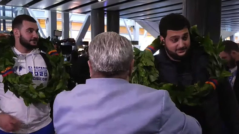 Հայ ծանրամարտիկները վերադարձան Երևան, «Զվարթնոցում» նրանց դիմավորեցին ծափերով. տեսանյութ