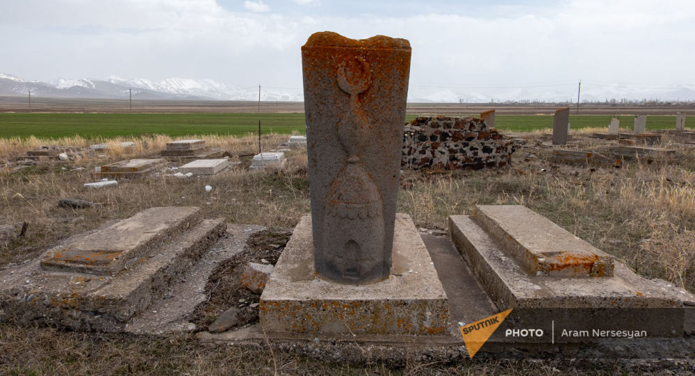 «Մենք նույնիսկ իրենց գերեզմաններն ենք պահել». Սոթքում ադրբեջանցիների շիրիմները կանգուն են