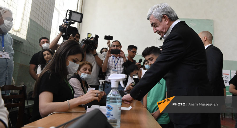 Սերժ Սարգսյանը քվեարկեց. նույնականացնող սարքը դարձյալ «չճանաչեց» նրա մատնահետքերը