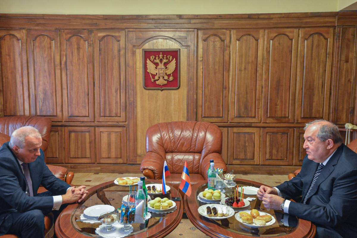 Ռուսաստանի պետական տոնի նախօրեին նախագահ Արմեն Սարգսյանն այցելել է Հայաստանում ՌԴ դեսպանություն