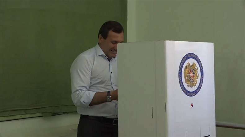 «Հաջողություն և հաղթանակ մեզ՝ բոլորիս»․ Տիգրան Արզաքանցյանը քվեարկեց Գավառում