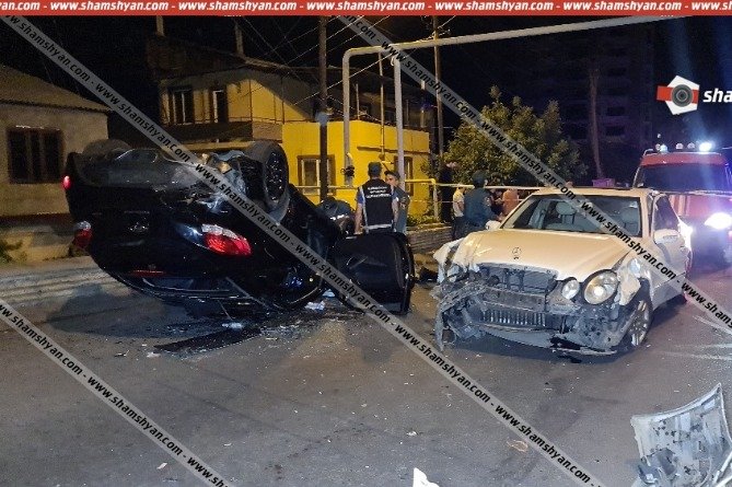 Խոշոր ավտովթար Երևանում.բախվել են 3 մեքենա, մեքենաներից մեկը շրջվել է