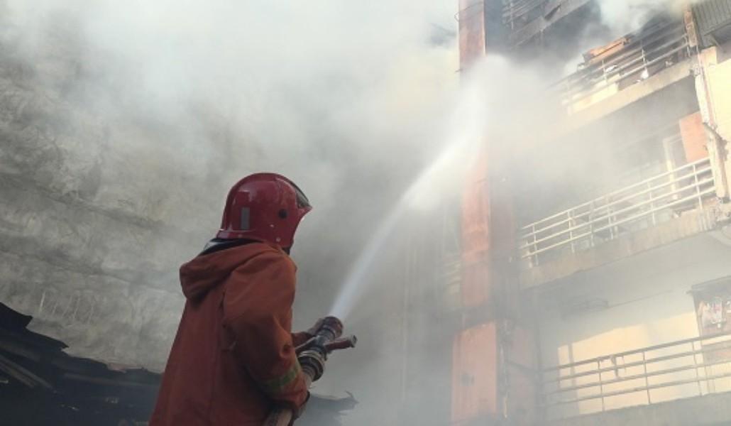 Երևանում այրվում է հինգհարկանի շենքի տանիք. հայտարարվել է հրդեհի բարդության «1 ԲԻՍ» կանչ