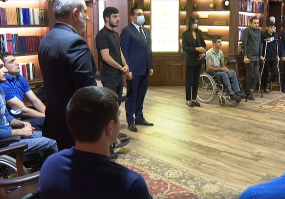Վարչապետը հայրենիքի պաշտպանների հետ մեկ րոպե լռությամբ հարգանքի տուրք է մատուցել զոհվածների հիշատակին