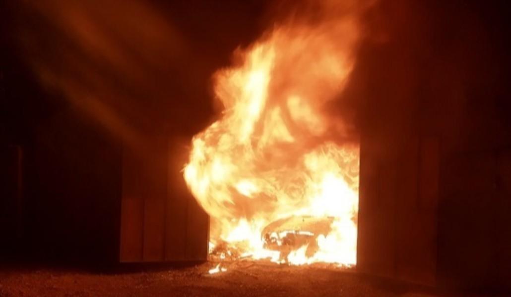 Հրդեհ Գյումրիում. այրվել են ավտոտնակը, «Mercedes-Benz E320»-ն ու կենցաղային իրեր