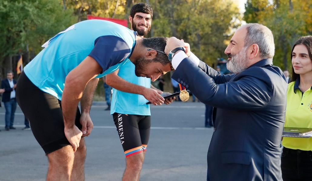 Մեր նահատակների հիշատակի նկատմամբ հարգանքի ամենամեծ դրսևորումը պիտի լինի ապրող, զարգացող Հայաստանի Հանրապետությունը. Փաշինյանը պարգևներ է հանձնել «ՀՀ վարչապետի գավաթ»-ի հաղթողներին