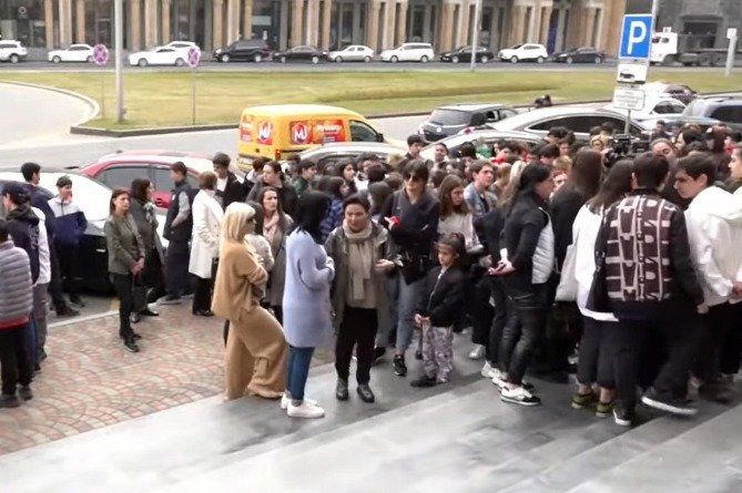Չեխովի անվան դպրոցի աշակերտներն ու ծնողները ոտքի են կանգնել. բողոքի ակցիա քաղաքապետարանի դիմաց