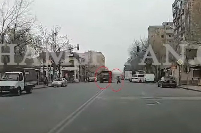 Երևանում «Ուռալի» վարորդը վրաերթի է ենթարկել անցումով անցնող 12–ամյա երեխային, հրապարակվել են վրաերթի կադրերը (ՎԻԴԵՈ)