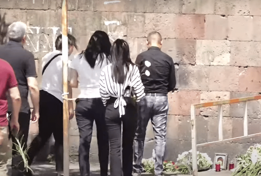 Քաղաքացիներն ու ոստիկանները ծաղիկներ և խաղալիքներ են դնում Սուրմալուի տարածքում (տեսանյութ)