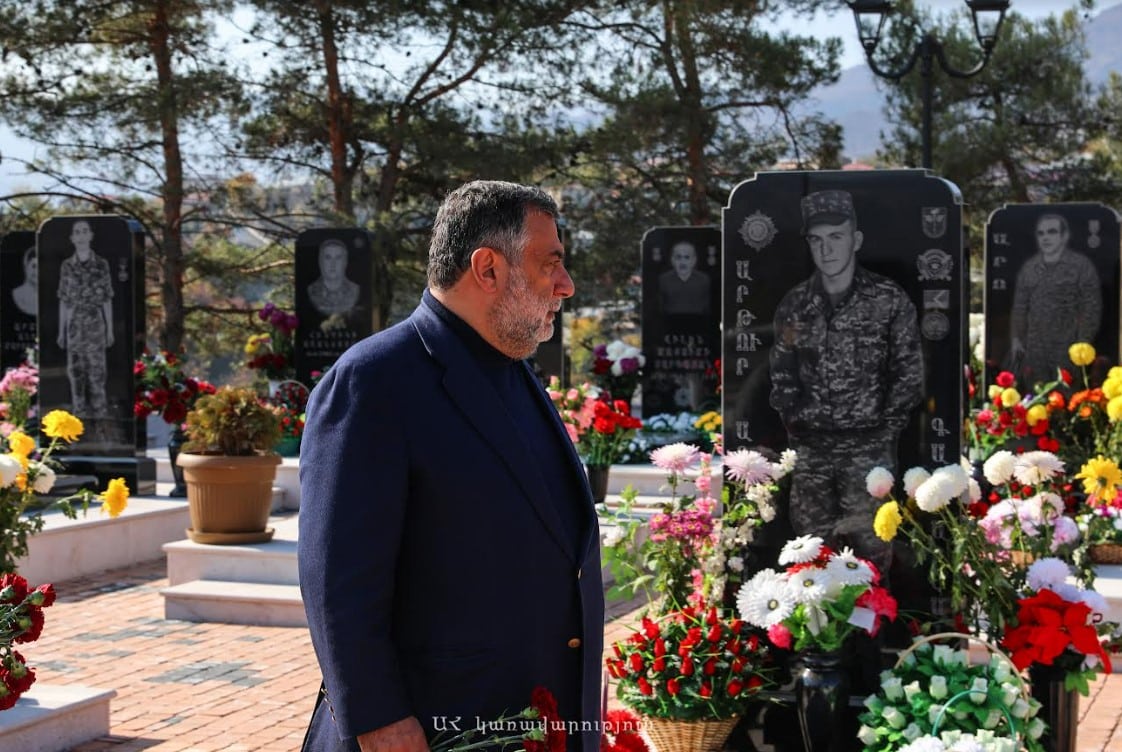 Ռուբեն Վարդանյանը Ստեփանակերտում հարգանքի տուրք է մատուցել 44-օրյա պատերազմի զոհերի հիշատակին
