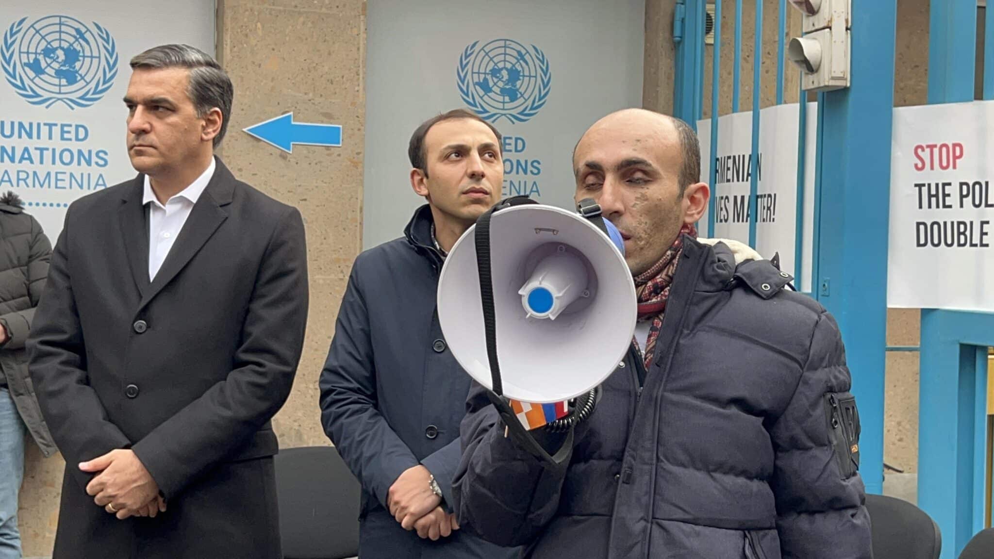 Արտակ Բեգլարյանը դադարեցնում է նստացույցը ՄԱԿ-ի գրասենյակի առաջ