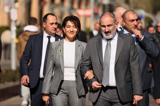 Նիկոլ Փաշինյանը տիկնոջ՝ Աննա Հակոբյանի հետ աշխատանքային այցով մեկնել է Ռուսաստան