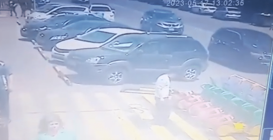 Ինչպես է Աշոտ Փաշինյանը դուրս նետվում մեքենայի մեջից