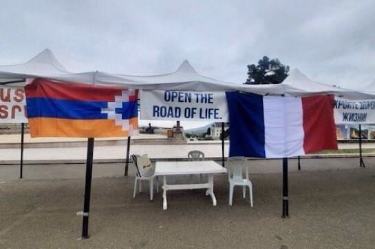 Ստեփանակերտի Վերածննդի հրապարակում, ի նշան երախտագիտության, տեղադրվել է Ֆրանսիայի դրոշը