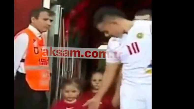 Թուրքերը տարածում են տեսանյութ, թե ինչպես  ֆուտբոլիստներին ուղեկցող թուրք աղջիկը չի բռնում հայ ֆուտբոլիստի ձեռքը