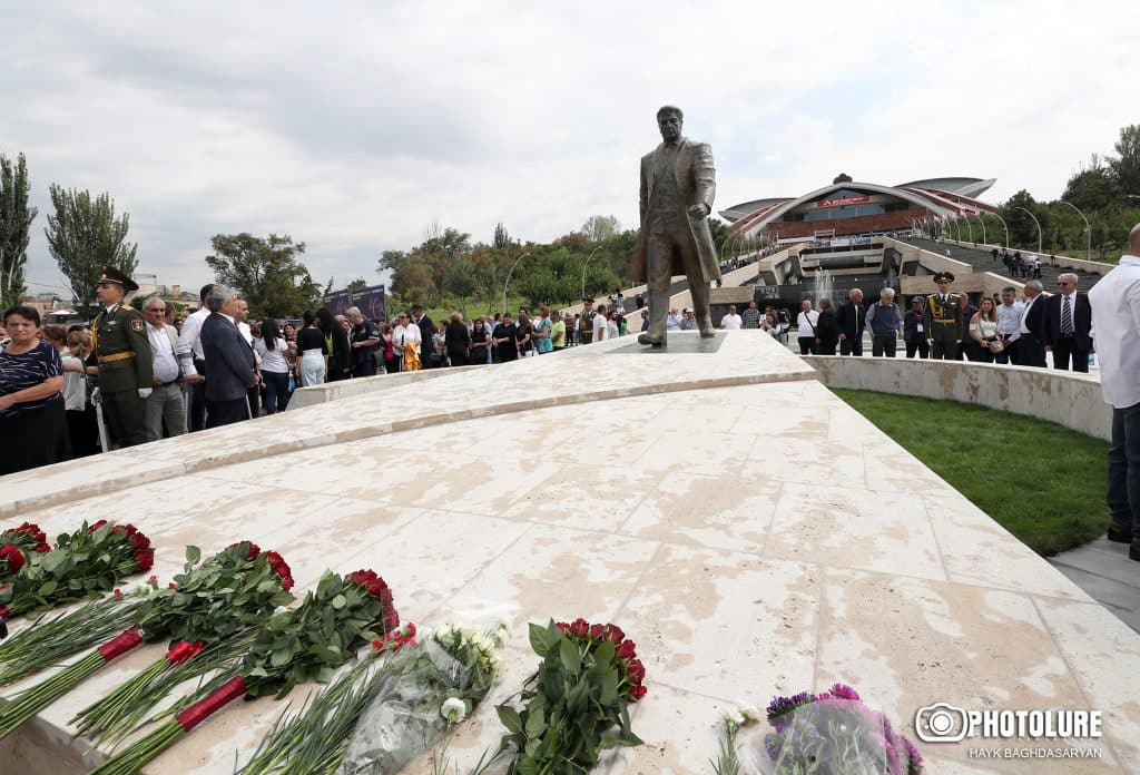Երևանում կայացել է Կարեն Դեմիրճյանի արձանի բացման արարողությունը