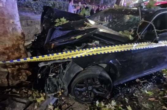 Լենինգրադյան փողոցում մեքենան բախվել է ծառին, կա մեկ զոհ և մեկ տուժած