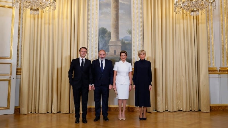 Վարչապետը տիկնոջ հետ մասնակցել է Ֆրանսիայի նախագահի և նրա տիկնոջ անունից տրված պաշտոնական ընթրիքին (լուսանկարներ)