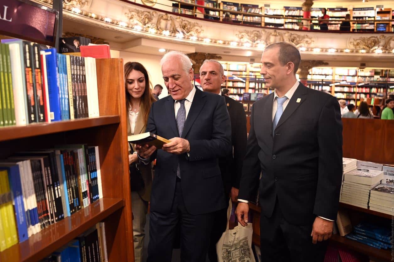 Վահագն Խաչատուրյանն այցելել է Բուենոս Այրեսի «Ateneo» գրադարան
