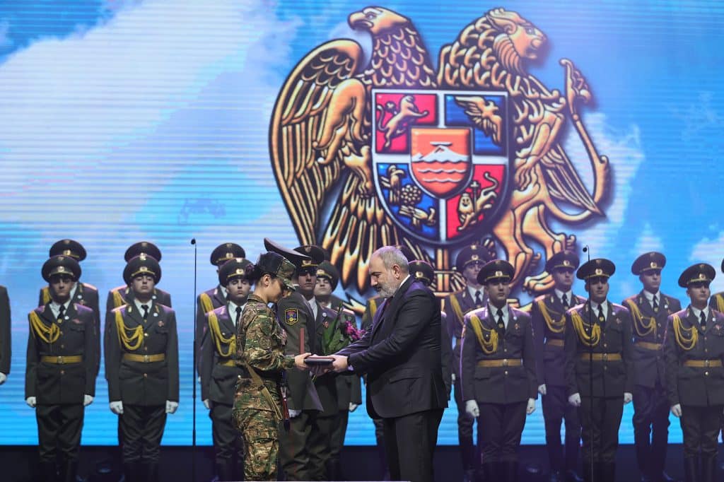 Փաշինյանը մի խումբ զինծառայողների պարգևատրեց վարչապետի հուշամեդալով