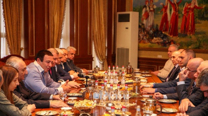 Ծառուկյանը տնտեսագետների հետ քննարկել է Հայաստանի տնտեսությանը վերաբերող խորքային հարցեր