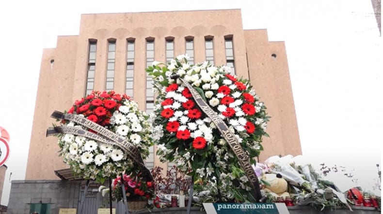 ՀՀ-ում ՌԴ դեսպանատան մոտ մարդիկ ծաղիկներ են բերում, մոմեր վառում՝  ի հիշատակ Մոսկվայում տեղի ունեցած ահաբեկչության զոհերի