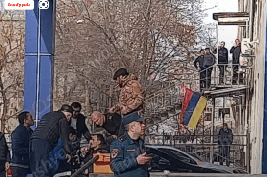 Լարված իրավիճակ՝ Երևանում․ ոստիկանության Նոր Նորքի բաժնի մոտ պայթյուն է հնչել․ 2 քաղաքացի նռնակով զինված սպառնում են այն պայթեցնել